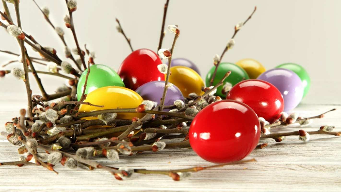 Открытка красивые крашеные глянцевые блестящие яйца   пасха  Happy Easter 